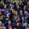 Áhorfendur á íþróttaviðburðum utandyra munu ekki lengur þurfa að bera grímu er þeir sitja í sætum sínum.